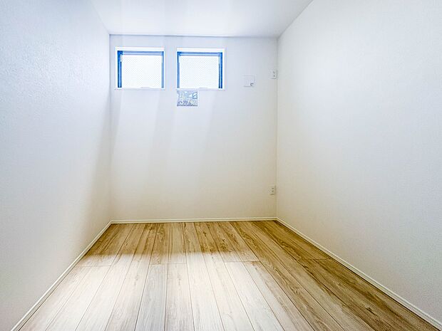 2号棟【洋室】お子様のお部屋にぴったりなクロークを備えたフローリング仕様の洋室です。