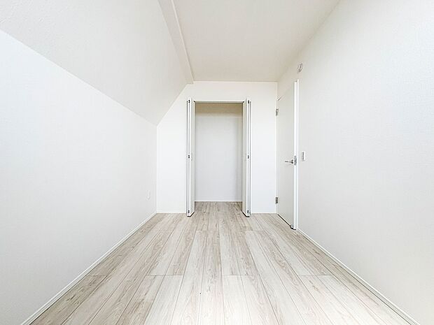 2号棟【収納】壁面クローゼットのメリットは、衣類が横一列に並ぶためひと目で洋服が選びやすいこと。衣類をたくさんお持ちの方も、限られたスペース内に無理なく収納することができます。