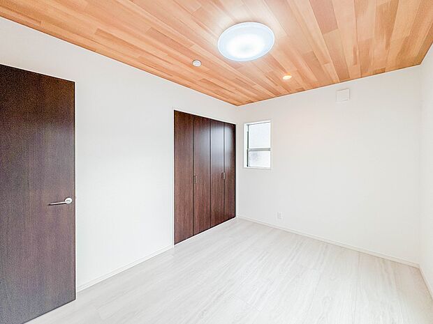 お部屋が明るいだけで、ちょっと幸せになれる。陽ざしの心理効果のおかげです。お部屋に陽をたっぷりとりこみましょう。明るいお部屋にいると、顔もなぜか明るくなる。