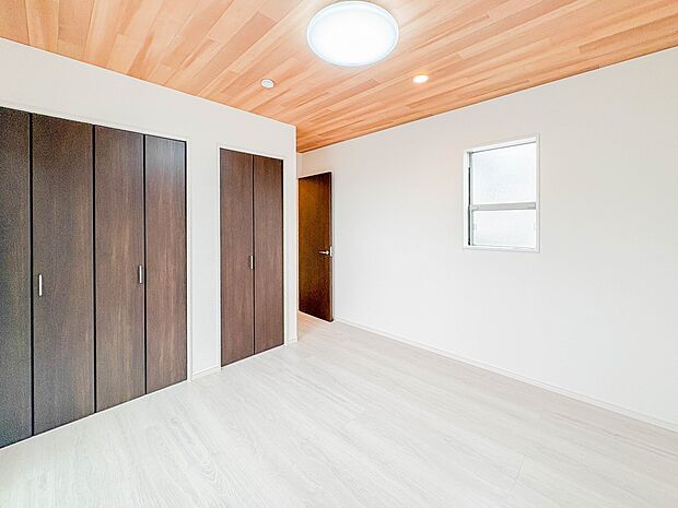 【洋室】お子様のお部屋にぴったりなクロークを備えたフローリング仕様の洋室です。