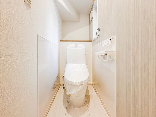 トイレ・ウォシュレット付。快適で衛生的な洗浄機能付温水シャワートイレです。　収納や手すりもついてます。