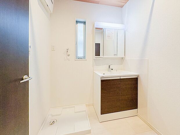 【洗面台】洗面所は小さなプライベートスペース。歯磨き、洗顔と毎日施す個人空間。小窓も設置して、熱気などを開放して、爽やかなスペースになるように設計されています。