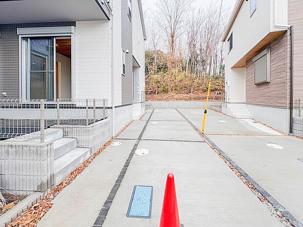 【駐車場】ゆったりとした駐車スペースを確保。大きめのお車でもOK。