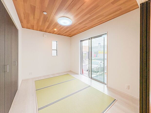 【和室】  畳には音を吸収する作用があるので、元気いっぱいのお子さんの遊び場所として、最適な空間となるでしょう。また、クッション性があるのでお子さんが転んでケガをするリスクを軽減してくれます…