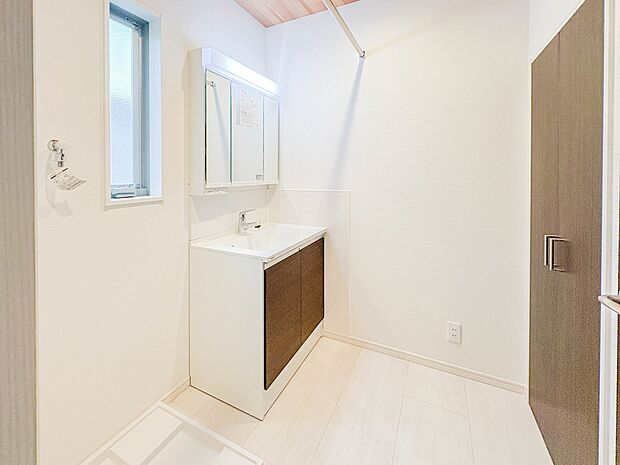 ランドリースペースは広さもたっぷり。タオルなどをしまえるスペースもあります。
