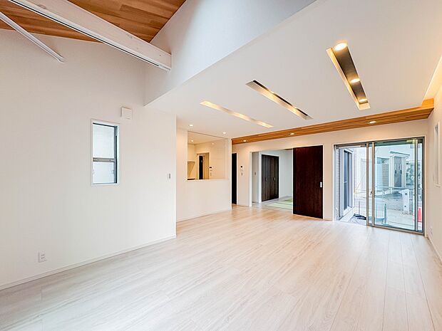 【リビングダイニング】シンプルなデザインの家は風情がある。住む人のこだわりを感じる。外観も内装もいたってシンプル。居心地がよく、家事や趣味、子育てなどにも集中できる。家も人間も熟成するほどシ…