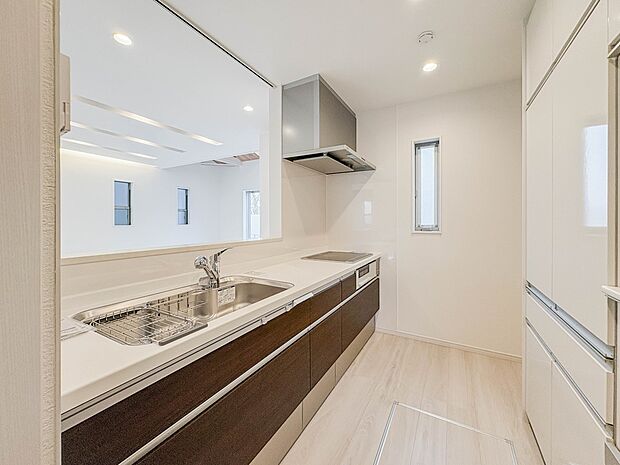 【ダイニング】広々としたリビングダイニング。ゆったりとしたキッチン。生活動線をLDK に集中させ、ご家族が過ごしやすい空間設計にしました。