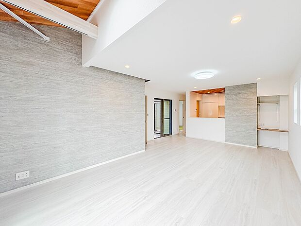 光が溢れ、風も溢れ、居心地のよい住空間、自然体で過ごせる住空間にリビングを。それは住むというシンプルなカタチをどこまでも追求してきた結果です。新築の厳かな居住性を身体全体で感じてください。