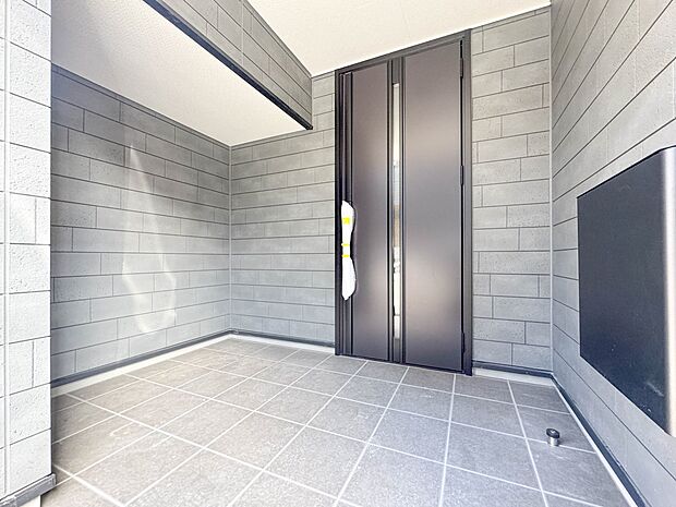 【玄関】スタイリッシュかつ品のある玄関。