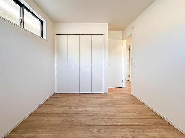 【洋室5.2帖】お子様のお部屋にぴったりなクロークを備えたフローリング仕様の洋室です。
