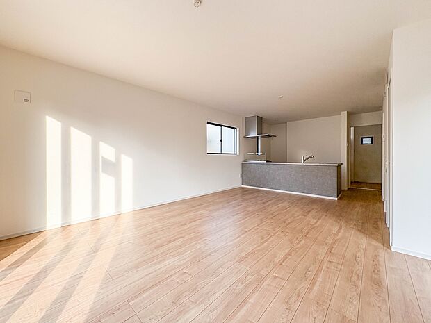 【LDK19帖】シンプルなデザインの家は風情がある。住む人のこだわりを感じる。外観も内装もいたってシンプル。居心地がよく、家事や趣味、子育てなどにも集中できる。家も人間も熟成するほどシンプル…