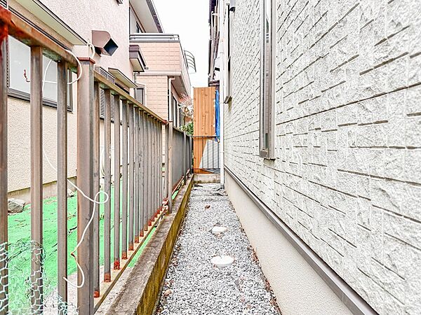 【現地外観】陽あたりの良さは必須条件。家族の温かさと陽光の暖かさ、楽しい毎日と明るい未来を予感させる。