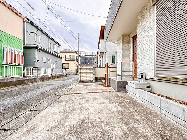 【駐車場】毎日の生活にマイカーが必須という方は、購入を検討する際、駐車場があることは大事な条件です。毎日の通勤や家族の送迎、買い物やお出かけなどクルマのある暮らしを満喫したい方は要チェック。…