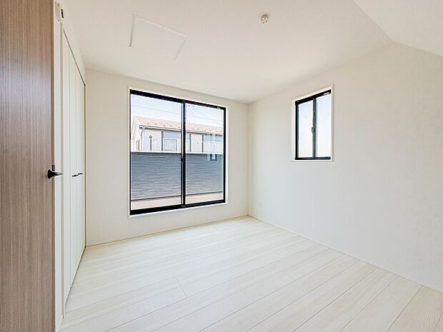 【子供部屋】お子様のお部屋にぴったりなクロークを備えたフローリング仕様の洋室です。