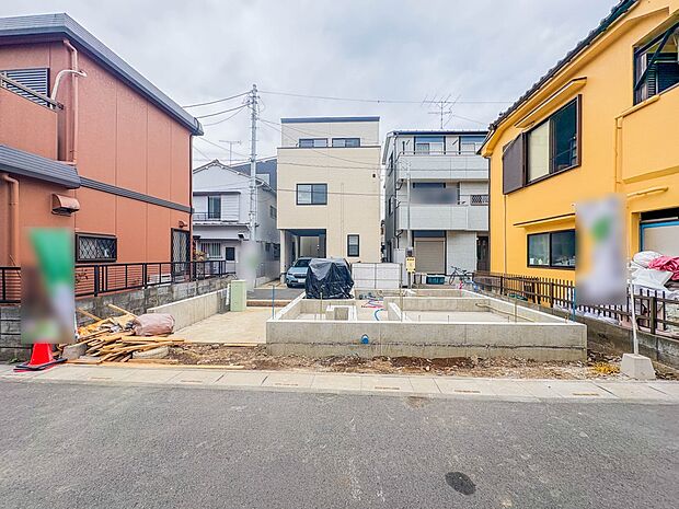 【外観】堂々たる趣ながら、主張し過ぎずどこか余裕を感じさせるシャープなフォルムで佇む邸宅は、晴天の空と照らし合わせる事で、本来あるべき完成形の姿を見せてくれます。