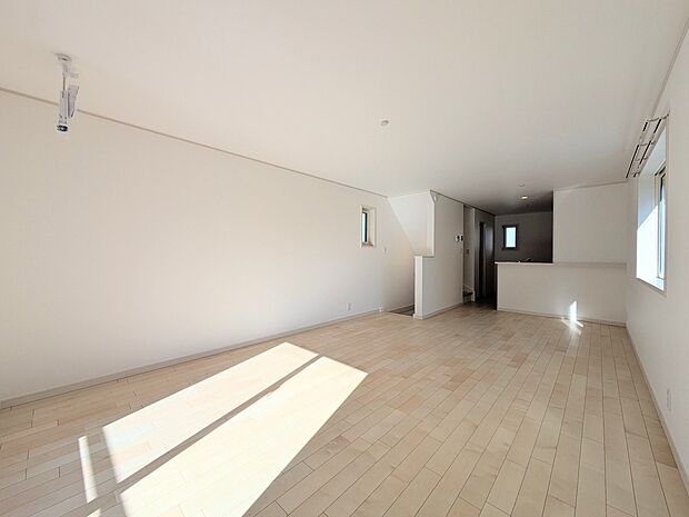 【リビング】光が溢れ、風も溢れ、居心地のよい住空間、自然体で過ごせる住空間にリビングを。それは住むというシンプルなカタチをどこまでも追求してきた結果です。新築の厳かな居住性を身体全体で感じて…