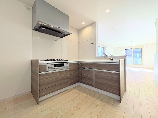 【キッチン】ナチュラルな自然光の中での調理。会話が弾む対面型キッチン。お洒落な食器類を余裕で収納できるスペース。動きやすい女性目線のキッチン動線。これからはお料理をつくる時間が劇的に変わりま…