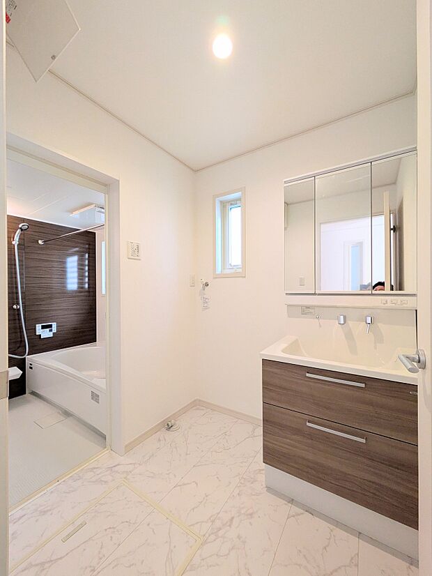 【洗面所】大きく見やすい三面鏡で清潔感ある洗面台は、身だしなみチェックや肌のお手入れに最適です。何かと物が増える場所だからこそ、スッキリと見映えの良い空間に拵えました。