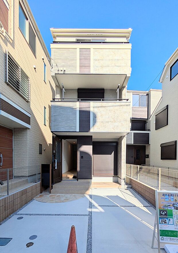 堂々たる趣ながら、主張し過ぎずどこか余裕を感じさせるシャープなフォルムで佇む邸宅は、晴天の空と照らし合わせる事で、本来あるべき完成形の姿を見せてくれます。