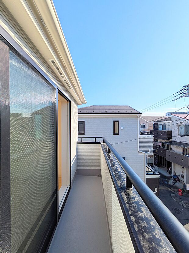 【バルコニー】澄み切った青空と、心地良い風を感じるバルコニー。