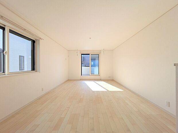 【リビングダイニング】リビングにいるお子様と会話をしながら家事ができるカウンターキッチン。いま手があいているか、忙しそうなのか相手の様子を伺いながらコミュニケーションをとる訓練にもなります。…