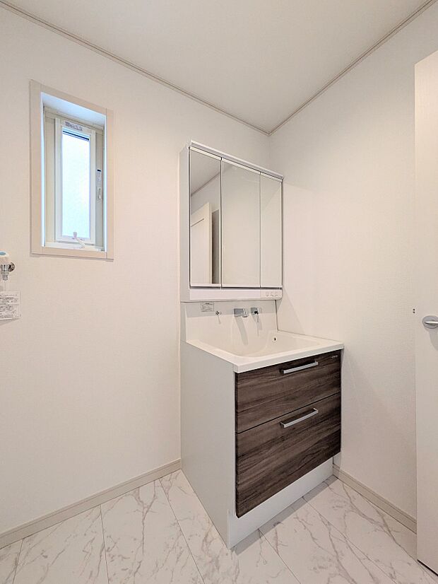 洗面所は小さなプライベートスペース。歯磨き、洗顔と毎日施す個人空間。小窓も設置して、熱気などを開放して、爽やかなスペースになるように設計されています。