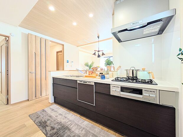 【キッチン】カウンターキッチンは広くて収納力もあるので、快適に料理をすることができます。食器や炊事用具を手の届くところに配置しやすいため調理もスピーディーですよ。