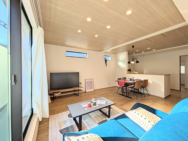 【ダイニングキッチン】会話でホッとコミュニケーションできるリビング。料理でホッとハピネスになるキッチンなど。人をホッとさせる最新設備・仕様を採用しています。