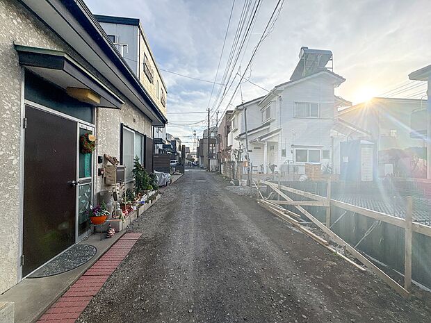 【前面道路、私道4m】車の通行が少ないので、静かな住環境を維持することができます。