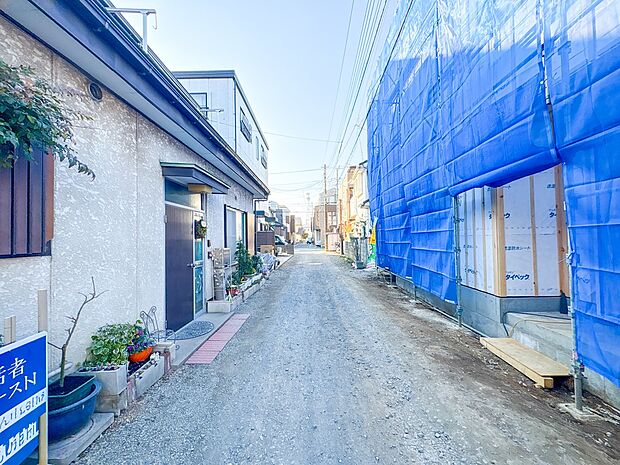 【前面道路、私道4m】車の通行が少ないので、静かな住環境を維持することができます。