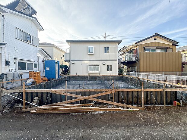 【外観】堂々たる趣ながら、主張し過ぎずどこか余裕を感じさせるシャープなフォルムで佇む邸宅は、晴天の空と照らし合わせる事で、本来あるべき完成形の姿を見せてくれます。