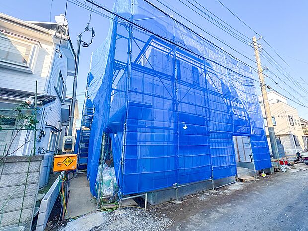 【外観】堂々たる趣ながら、主張し過ぎずどこか余裕を感じさせるシャープなフォルムで佇む邸宅は、晴天の空と照らし合わせる事で、本来あるべき完成形の姿を見せてくれます。