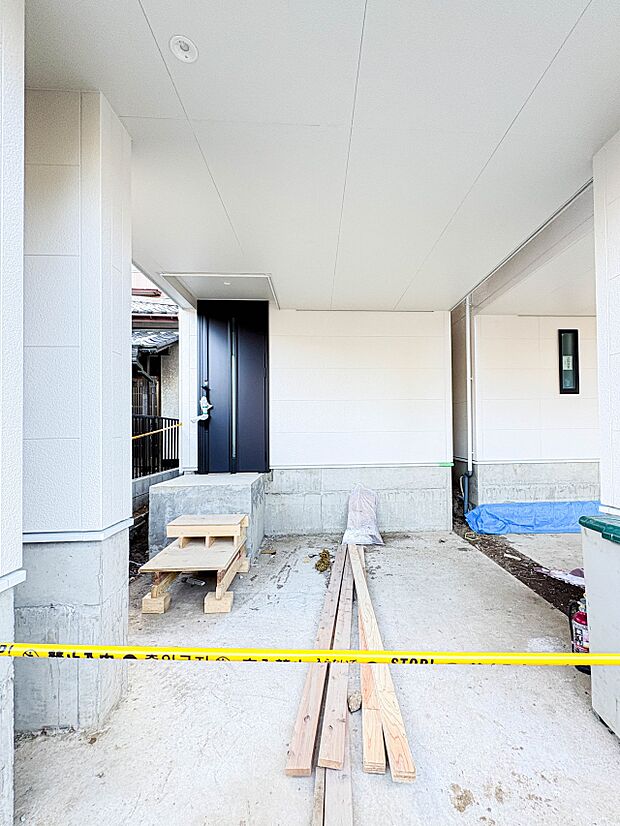 【　駐車場　】  戸建ての購入を検討することになったきっかけに「駐車場を持てること」を挙げる方が多くいらっしゃいます。駐車場代金を支払続ける必要がないことは、駐車場付き戸建を持つ最大のメリッ…