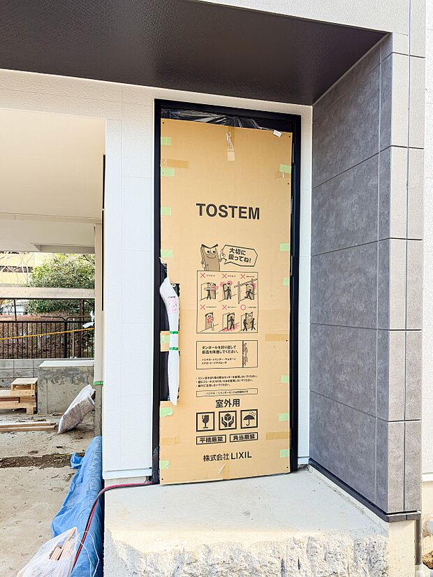 【玄関】玄関へ向かうまでのアプローチに漂う上質が期待感をもたせます。玄関は建物の顔。落着きを醸し出した自己主張が心に訴えてきます。