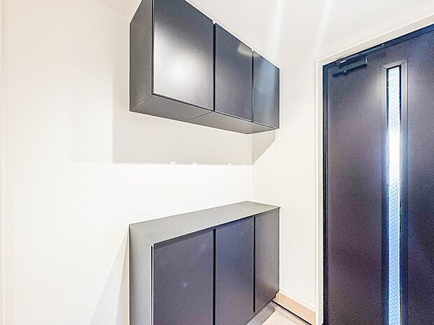 2号棟【シューズボックス（下駄箱）】  大型のシューズボックスには靴やブーツ、サンダルはもちろん、ハンカチや手袋、バック類などのお出かけ用品、印鑑や朱肉なども収納可能です。