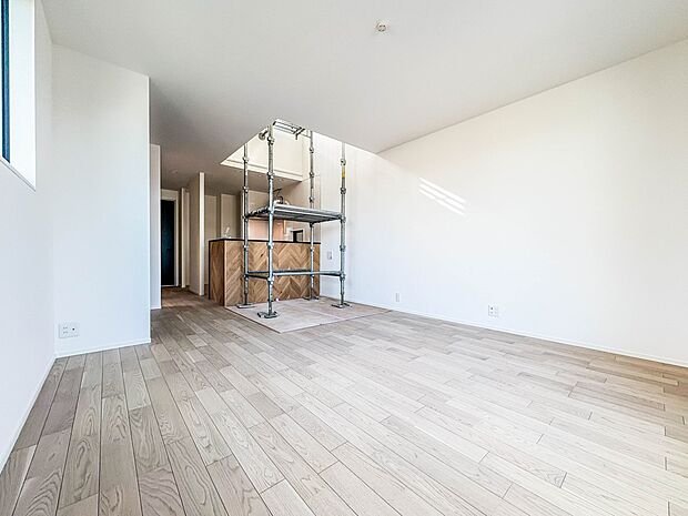 2号棟【リビング】インテリアショップで見掛けた「あの家具」も置ける、ゆったりとした空間。時に広さが上質な寛ぎの時間になる事も。