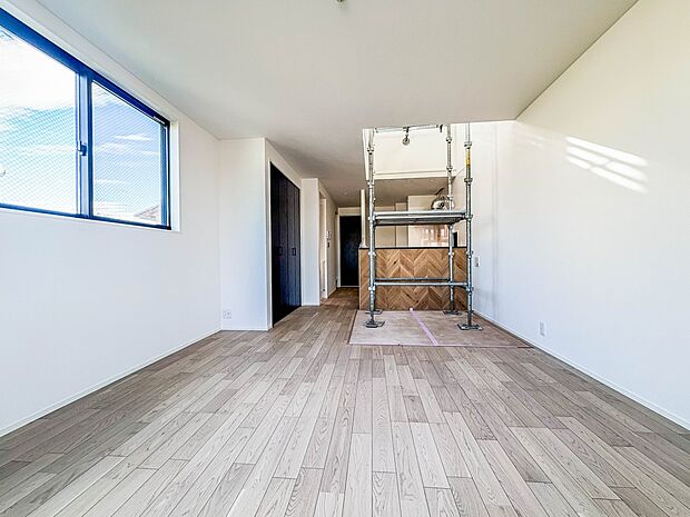 2号棟【Living room-リビングルーム-】  お子様と会話をしながら家事ができるカウンターキッチン。いま手があいているか、忙しそうなのか相手の様子を伺いながらコミュニケーションをとる…