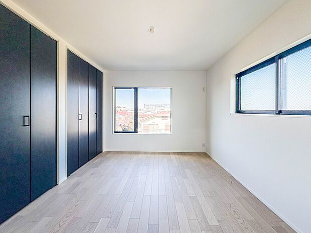 【洋室6.2帖】シンプルな内装はおしゃれのポイントです。シンプルは華美より飽きがこないからです。色や模様でおしゃれ感をだす。それがシンプルイズビューティーです。