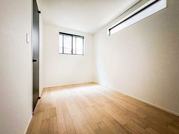 【Room-洋室-】  快適に過ごす条件は、一人ひとり違います。だからこそ飾り過ぎないシンプルな内装と偏り過ぎないデザインで統一しました。暮らしの中でオーナー様だけの【マイホーム】に創り上げ…