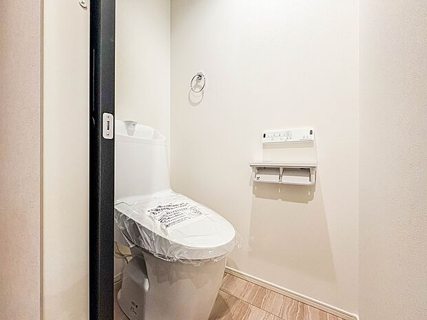 【トイレ】トイレ・ウォシュレット付。快適で衛生的な洗浄機能付温水シャワートイレです。