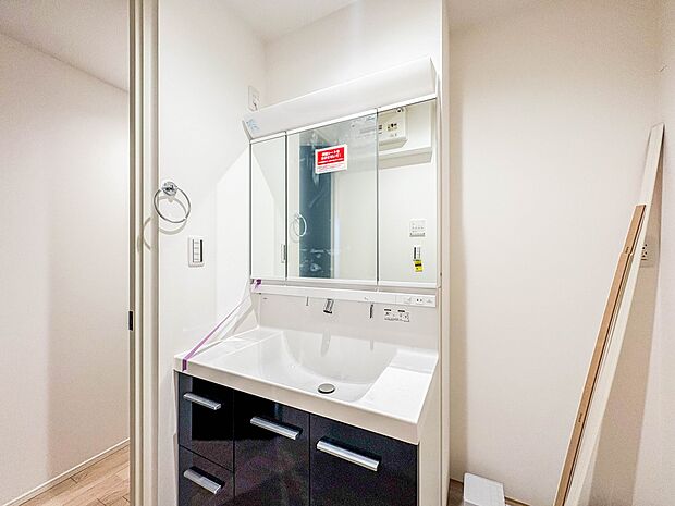 【洗面台】 十分な大きさの洗面台は、身だしなみチェックや歯磨きなど、朝の慌ただしい時間でもホテルライクなスペースで余裕とゆとりを感じて頂けます。