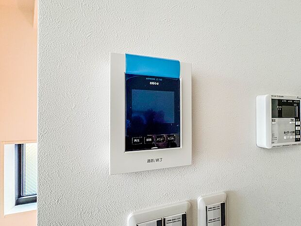 【TVモニター付インターホン】来訪者の様子を室内TVモニターでチェック。対応したくないセールスを断りやすく、子どもに留守番をさせるときも安心。