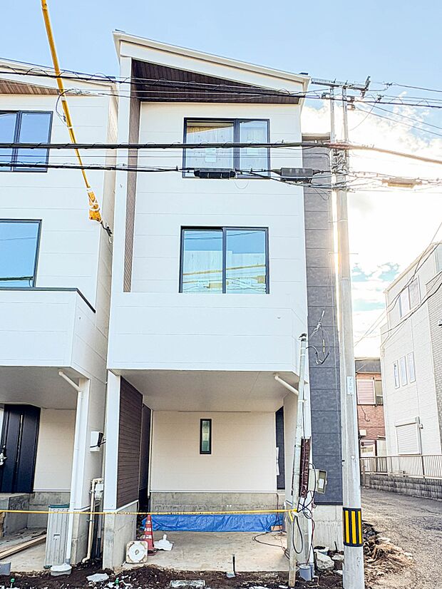 【外観】こちらの物件に少しでもご興味がありましたら、お気軽にお電話下さい。ネット上で「見えない物」「わからない事」でも、実際にご見学いただくことで、手に取るようにおわかりいただけるはずです。…