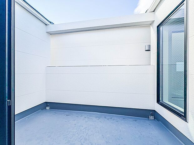 【バルコニー】  バルコニーから差し込む陽光・通風は、住環境・快適性と共に有り続ける貴重な「財産」です。