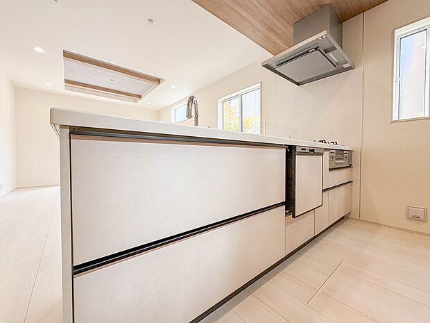 1号棟【キッチン】ナチュラルな自然光の中での調理。会話が弾む対面型キッチン。お洒落な食器類を余裕で収納できるスペース。動きやすい女性目線のキッチン動線。これからはお料理をつくる時間が劇的に変…