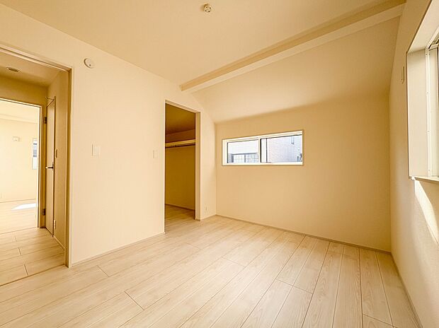 1号棟【子供部屋5.25帖】お子様のお部屋にぴったりなクロークを備えたフローリング仕様の洋室です。