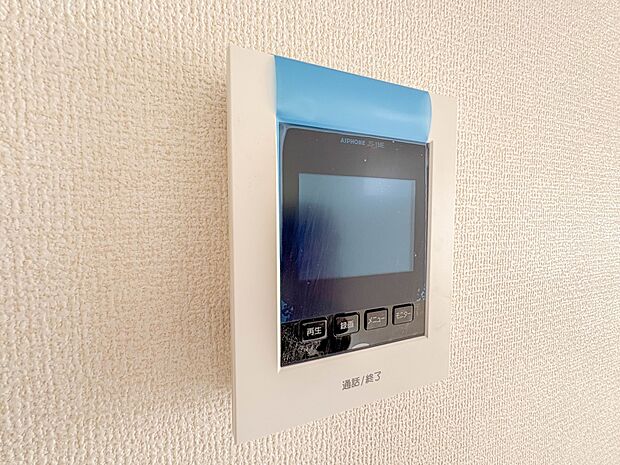 【TVモニター付インターホン】来訪者の様子を室内TVモニターでチェック。対応したくないセールスを断りやすく、子どもに留守番をさせるときも安心。不在時の来訪者を録画でき、犯罪抑止効果も期待でき…