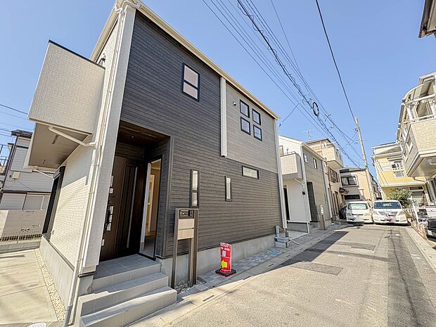 1号棟【前面道路4m】家の前をまっすぐの通りが走っている。クルマは少なく、人々は毎朝、ウォーキング、ジョギング、犬の散歩など、フリーな朝時間を過ごしている。