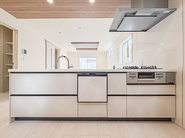 1号棟【ダイニングキッチン】料理をしながら、後片付けをしながら二人で会話を楽しみたい空間。