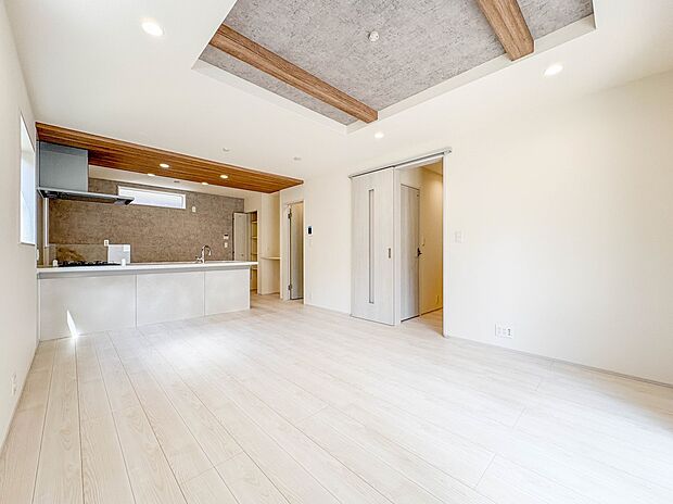 1号棟【LDK16帖】リビングにいるお子様と会話をしながら家事ができるカウンターキッチン。いま手があいているか、忙しそうなのか相手の様子を伺いながらコミュニケーションをとる訓練にもなります。…